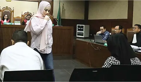  ?? FEDRIK TARIGAN/JAWA POS ?? BERSAKSI: Jennifer Dunn (berdiri) dan Yessica Devis menjadi saksi dalam sidang di Pengadilan Tipikor Jakarta kemarin (12/3).