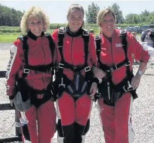  ??  ?? ●●Linda Brewer, with her daughter-in-law Lisa Brewer and grandaught­er Ella Brewer at their parachute jump