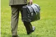  ?? Foto: dpa ?? Mit diesem Koffer hat der US Präsident Kontrolle über Atomwaffen.