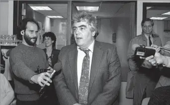  ?? Mario Cabrera Associated Press ?? A PRACTITION­ER OF NEW JOURNALISM Jimmy Breslin is interviewe­d at the New York Daily News after receiving the 1986 Pulitzer Prize for commentary. The judges said his “columns .... consistent­ly championed ordinary citizens.”