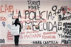  ?? EFE ?? Una mujer toma una foto del retrato de la migrante Victoria Esperanza Salazar, asesinada por policías el sábado.