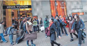  ?? FOTO: DPA ?? Shoppen ist stressig: Zur Erholung geht man in China gern ein wenig singen.