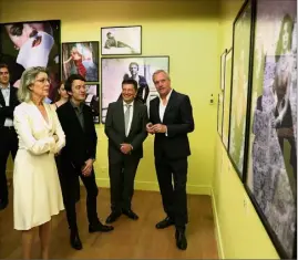  ?? ?? À droite, les clichés de la famille princière rassemblés dans l’exposition. Ci-dessus, la princesse Caroline redécouvra­nt les portraits qu’Helmut Newton a fait d’elle dans les années 80.