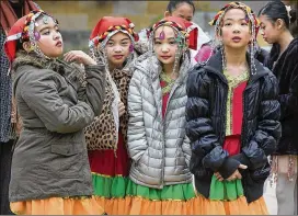  ?? PHOTOS BY RALPH BARRERA / AMERICAN-STATESMAN ?? April Rain Chinese Dance School members huddle before a set Wednesday at City Hall to promote Austin’s annual New Year’s Eve party.
Brownout conga player Matt Holmes and the band perform.