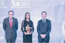  ?? FUENTEL EXTERNA ?? La dominicana Minerva Santana, al centro, recoge trofeo de los Premios COITT 2019.