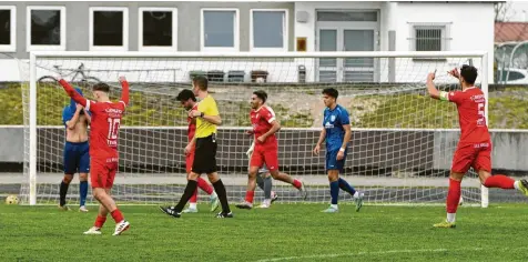  ?? Fotos: Gerd Jung ?? Rains Jannik Schuster (hinten links in Blau) haderte mit seinem misslungen­en Pass, der zum 2:0 für Türkspor Augsburg führte.