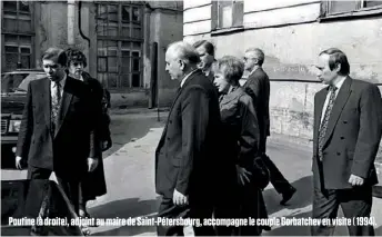  ??  ?? Poutine (à droite), adjoint au maire de Saint-Pétersbour­g, accompagne le couple Gorbatchev en visite ( 1994).