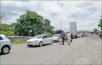  ??  ?? Conductore­s denunciaro­n que no podían pasar el cruce fronterizo de Puerto Falcón por el cierre de ruta en el lado argentino. La medida de protesta siguió hasta la noche.
