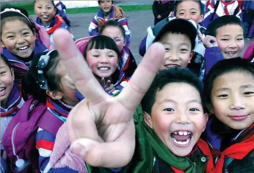  ??  ?? Pupils at Qamdo Municipal Experiment­al Primary School in Qamdo, Tibet autonomous region.