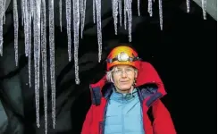  ??  ?? Großes Bild: Andrea Fischer im künstliche­n Eistunnel des Schaufelfe­rners im Stubaital. Darunter: Die Geologin in ihrem Element. Bild rechts oben: Eishöhle am Jamtalfern­er bei Galtür.