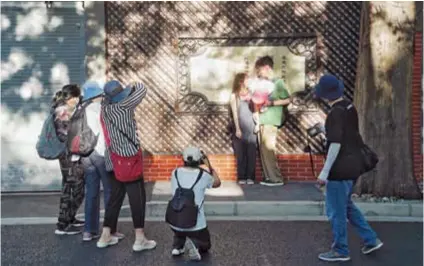  ?? ?? Lovebirds whisper their love on Tian’ai Road in Hongkou District yesterday. — Jiang Xiaowei