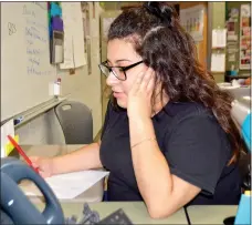  ?? Janelle Jessen/Siloam Sunday ?? Senior Jacqueline Elizalde practiced taking phone messages using speaker phone on Thursday afternoon as part of Siloam Springs High School’s bilingual customer service class.