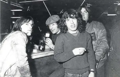  ??  ?? De izquierda a derecha, Malcolm Young, Brian Johnson, Angus Young y Phil Rudd, componente­s de AC/DC.