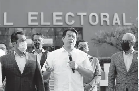  ?? FOTO: REFORMA ?? > Mario Delgado (al centro), líder nacional de Morena.