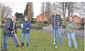  ?? FOTO: FDP HÜNXE ?? Jürgen und Erika Kosch, Stefan und Martina Barske (v.l.) beim Pflanzen.