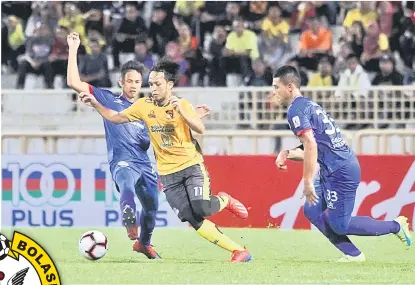  ?? — Gambar Bernama ?? DIASAK: Pemain Negeri Sembilan, Dzulfahmi Abdul Hadi (tengah) diasak pemain Sarawak pada perlawanan Liga Perdana Malaysia 2019 di Stadium Tuanku Abdul Rahman Paroi malam kelmarin.