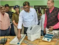  ?? PTI ?? Officials share informatio­n with media persons regarding the operation of EVMs in Patna. —