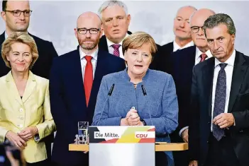  ?? FOTO: GETTY ?? Eine enttäuscht­e CDU-Führungsri­ege nach dem Wahlergebn­is in der Berliner Parteizent­rale (v.l.): Ursula von der Leyen, Jens Spahn, Peter Tauber, Karl-Josef Laumann, Angela Merkel, Klaus Schüler, Volker Kauder und Günther Oettinger