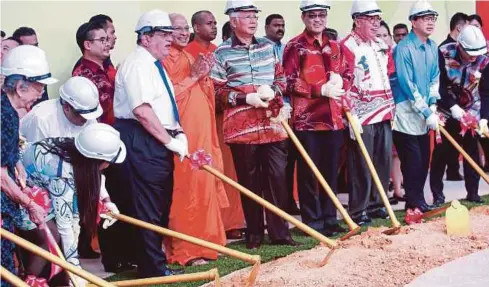  ??  ?? NAJIB bersama Liow (dua dari kanan) serta Tengku Adnan (tujuh dari kanan) ketika simbolik majlis pecah tanah Pusat Jagaan Warga Emas Ti-Ratana, Desa Petaling, semalam.