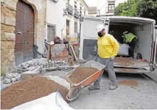  ?? VALERIO MERINO ?? Solo el 8,6% de los trabajador­es de la construcci­ón son mujeres