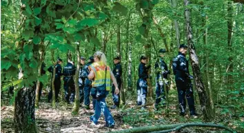  ?? Foto: Peter Kneffel, dpa ?? Da gab es noch Hoffnung: Polizisten durchsucht­en im Juli 2019 ein Waldstück bei München. Im Wald fanden die Ermittler später einen blutigen Teppich.