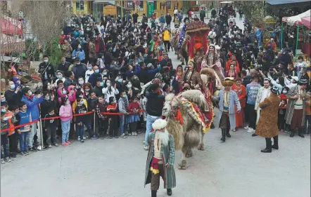  ?? ADILJAN / CHINA NEWS SERVICE ?? Tourists watch a camel show in Kashgar, Xinjiang Uygur autonomous region, on Sunday. China has seen an increase in people traveling during this year’s Qingming Festival, Tomb Sweeping Day holiday, which was from Saturday to Monday.