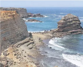  ?? FOTOS: BERND F. MEIER/DPA ?? Auf dem Fischerpfa­d weht stets der salzige Wind vom Atlantik her. Der Trilho dos Pescadores ist der zweite große Fernwander­weg innerhalb der Rota Vicentina. Auf den Klippen führt die Strecke direkt an der Küste entlang.