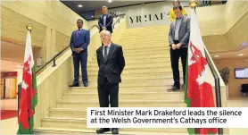  ??  ?? First Minister Mark Drakeford leads the silence at the Welsh Government’s Cathays office