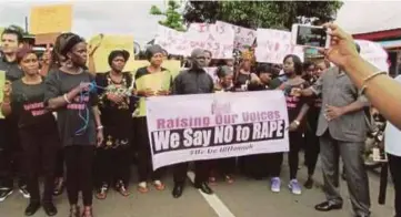  ?? - Agensi ?? SEBAHAGIAN aktivis di Sierra Leone berarak bagi membantah peningkata­n jenayah seksual dan rogol di negara itu.