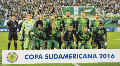  ?? FOTO: DPA ?? Die Katastroph­e löschte ein ganzes Team aus. Das Mannschaft­sbild wurde am 23. November beim South American Cup aufgenomme­n.