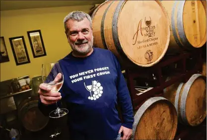  ?? Arnold Gold / Hearst Connecticu­t Media ?? Arnie Schloemann of the Country Club Winery in the brewing/tasting room next to his home in Wallingfor­d.