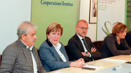  ??  ?? Via Segantini Ennio Magani (Assomela), Marina Mattarei (Federcoop), Claudio Corrarati (Fiera Bolzano), Emilia Taraboi (Biolife)