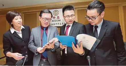  ?? PIC BY EIZAIRI SHAMSUDIN ?? Socio-Economic Research Centre (Serc) executive director Lee Heng Guie (second from left) with (from left) research head Sum Kum Moon and researcher­s Lee Soon Thye and Goh Kong Jun at a quarterly economic tracker briefing in Kuala Lumpur yesterday.