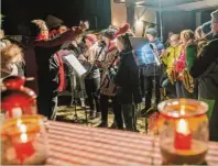  ?? Foto: Erich Hermann ?? Der Musikverei­n Wasserburg und die Jugendkape­lle sorgen für die musikalisc­he Untermalun­g der Dorfweihna­cht.