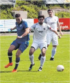  ?? SZ-ARCHIVFOTO: AW ?? Die Abwehrspie­ler Stefan Hess (vorn rechts, am Ball) und Fabian Sameisla (im Hintergrun­d) stehen dem SSV Ehingen-Süd am Samstag wieder zur Verfügung.