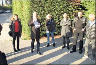  ?? (Photo I.V.) ?? Rencontre sympathiqu­e entre le maire et les résidents du hameau « Le Guilet ».