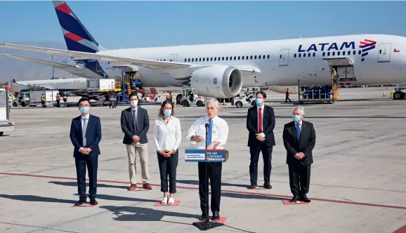  ??  ?? A shipment of nearly two million doses of vaccine developed by the Chinese firm Sinovac Biotech arrives in Chile on January 28, 2021. Chilean President Sebastian Pinera delivers a speech at the Santiago Internatio­nal Airport.