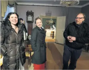  ??  ?? HØRER FOTTRINN: Maler Morten Andersen (til høyre) har hørt fottrinn, men aldri sett den grå dame. Fra venstre fotoarkiva­r Cecilie Authen og leder av formidling­savdelinge­n, Christine Hermansen.