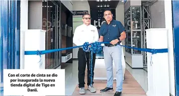  ??  ?? Con el corte de cinta se dio por inaugurada la nueva tienda digital de Tigo en Danlí.