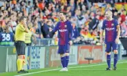  ??  ?? HEINO KALIS/REUTERS Lionel Messi (C) remonstrat­es with the assistant referee over his disallowed goal against Valencia at Mestalla Stadium on November 26, 2017.
