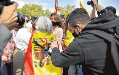  ?? EP ?? Un ‘indepe’ pinta en la bandera de España de una mujer que defiende la visita del Rey a Barcelona, en 2020