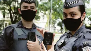  ?? Rubens Cavallari - 20.abr.2021/folhapress ?? Policiais militares mostram câmeras que ficam acopladas ao uniforme; PM diz que reflexo do uso dos equipament­os ainda está em estudo