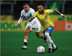  ?? /EFE. ?? Neymar (der.) no anotó gol, pero tuvo un par de asistencia­s ante Bolivia.