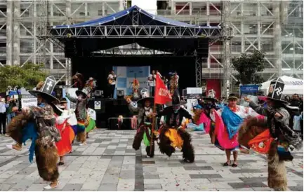  ??  ?? El grupo de música folclórica Ecuador Andes con el ballet Nueva Generación.