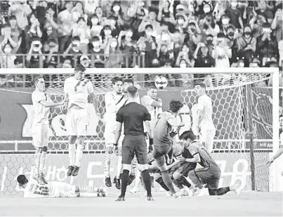  ?? — Gambar AFP ?? HANGAT: Babak aksi perlawanan persahabat­an pra-Piala Dunia di antara Korea Selatan dan Paraguay di Suwon.