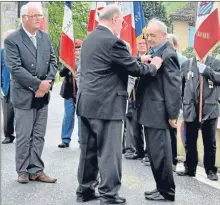  ??  ?? Le Colonel Pouillon, Président de la FNACA, décore de la médaille commémorat­ive AFN M. Yves Ladeveze.
