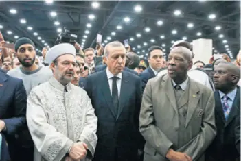  ?? REUTERS ?? Vjerski obred Turski je predsjedni­k (u sredini) nazočio vjerskom obredu u četvrtak u Louisville­u, a onda se vratio kući