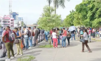  ?? LUIS GÓMEZ ?? Decenas de personas quedaron varadas ayer en SD por el paro de choferes de Fenatrano.