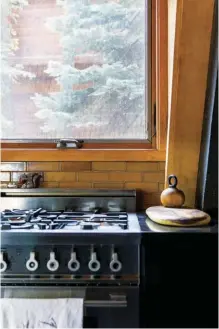  ??  ?? BOTTOM RIGHT: POPP USED SMALL EUROPEAN-STYLE APPLIANCES TO KEEP THE SCALE IN THE KITCHEN APPROPRIAT­E.