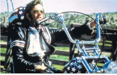  ??  ?? Peter Fonda, en una escena de ‘Easy Rider’, la película en la que coincidió con Jack Nicholson y Dennis Hopper.